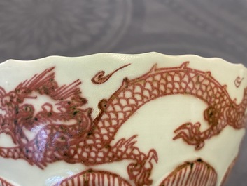 Een Chinese kom met koperrood drakendecor op celadon fondkleur, Kangxi