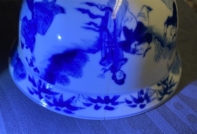 Une verseuse et un bol au tigre en porcelaine de Chine en bleu et blanc, marque et &eacute;poque de Kangxi