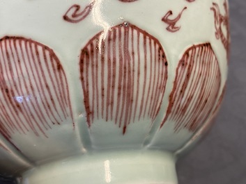Un bol en porcelaine de Chine &agrave; d&eacute;cor de dragons en rouge de cuivre sur fond c&eacute;ladon, Kangxi