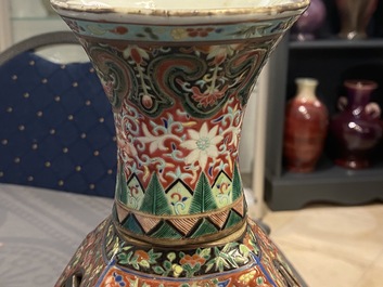 Een zeldzame Chinese opengewerkte famille rose vaas met beweeglijk binnendeel, 19/20e eeuw