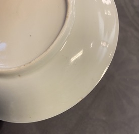 Une tasse et soucoupe en porcelaine de Chine &agrave; d&eacute;cor de carpes et d'une grue, Yongzheng