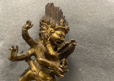 Een Sino-Tibetaanse verguld bronzen figuur van Hayagriva, 18/19e eeuw