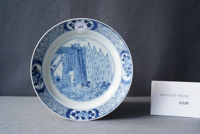 Une assiette en porcelaine de Chine en bleu et blanc &agrave; d&eacute;cor de 'La R&eacute;bellion de Rotterdam', marque de Chenghua, Kangxi