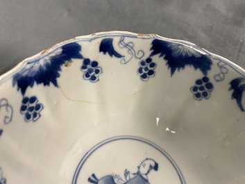 Une paire de bols en porcelaine de Chine en bleu et blanc &agrave; d&eacute;cor de longues dames, marque de Chenghua, Kangxi