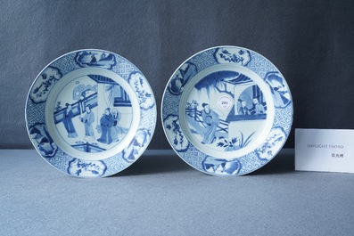 Deux assiettes en porcelaine de Chine en bleu et blanc &agrave; d&eacute;cor de 'La romance de la chambre de l'ouest', Kangxi