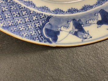 Un plat et une assiette en porcelaine de Chine en bleu et blanc, Kangxi/Yongzheng