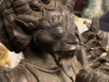 Un groupe en bronze figurant Mahakala et Yab-Yum, Tibet, 19&egrave;me