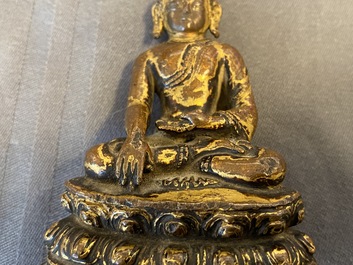 Een Sino-Tibetaanse verguld bronzen figuur van Boeddha Shakyamuni, Ming