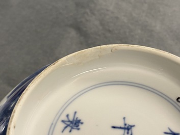 Un bol de type klapmuts en porcelaine de Chine en bleu et blanc, marque de Chenghua, Kangxi