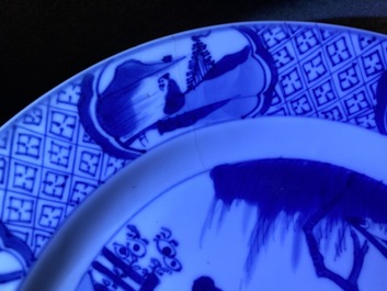 Deux assiettes en porcelaine de Chine en bleu et blanc &agrave; d&eacute;cor de 'La romance de la chambre de l'ouest', Kangxi