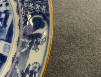 Een Chinese blauw-witte schotel en een bord, Kangxi/Yongzheng