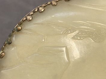 Een grote Chinese handspiegel met jade en zilver, Qing