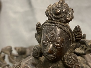 Een grote bronzen groep van Mahakala met Yab-Yum, Tibet, 19e eeuw