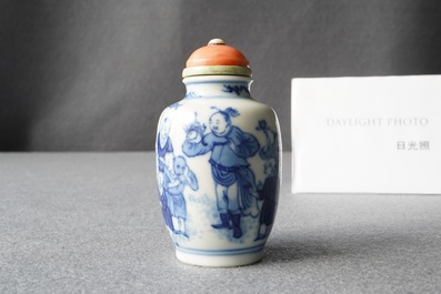 Une tabati&egrave;re en porcelaine de Chine en bleu et blanc, marque de Chenghua, Yongzheng