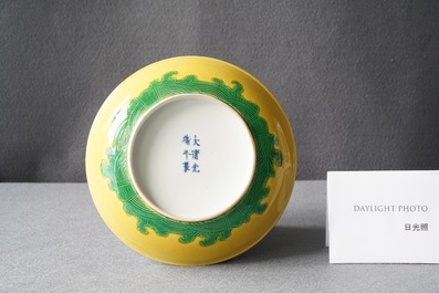 Une coupe en porcelaine de Chine &agrave; d&eacute;cor d'un dragon sur fond jaune, marque et &eacute;poque de Guangxu