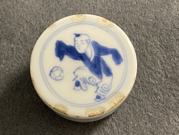 Un pot couvert en porcelaine de Chine en bleu et blanc, marque de Chenghua, Kangxi