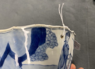 Een paar Chinese blauw-witte geribde kommen met Lange Lijzen, Chenghua merk, Kangxi