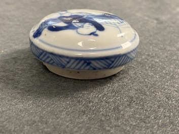 Een Chinese blauw-witte theebus met deksel, Kangxi