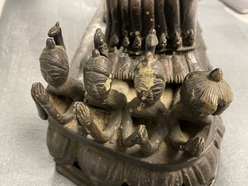 Een grote bronzen groep van Mahakala met Yab-Yum, Tibet, 19e eeuw