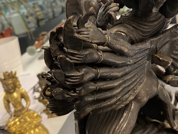 Een grote bronzen groep van Mahakala met Yab-Yum, Tibet, 19e eeuw