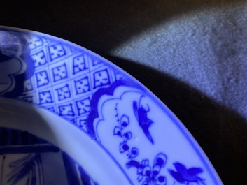 Deux assiettes en porcelaine de Chine en bleu et blanc &agrave; d&eacute;cor de 'La romance de la chambre de l'ouest', Kangxi