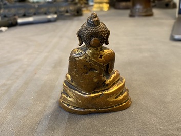 Een Sino-Tibetaanse verguld bronzen figuur van Boeddha Shakyamuni, Ming