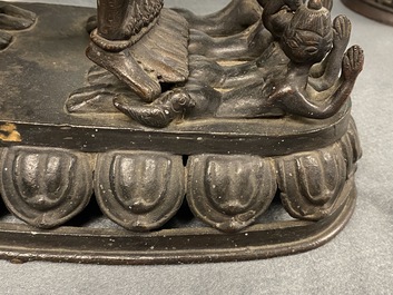 Un groupe en bronze figurant Mahakala et Yab-Yum, Tibet, 19&egrave;me