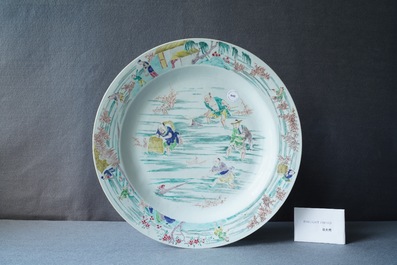 Un grand plat en porcelaine de Chine famille rose &agrave; d&eacute;cor de p&ecirc;cheurs, Yongzheng/Qianlong