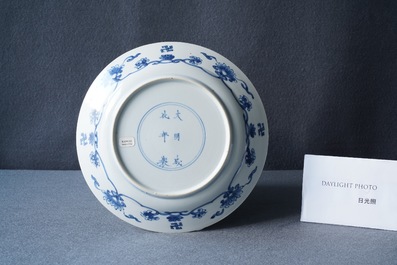 Een Chinees blauw-wit bord met de 'Kostermanoproer in Rotterdam', Chenghua merk, Kangxi