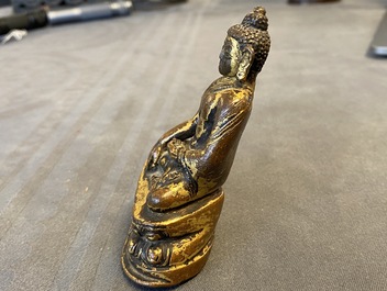 Een Sino-Tibetaanse verguld bronzen figuur van Boeddha Shakyamuni, Ming