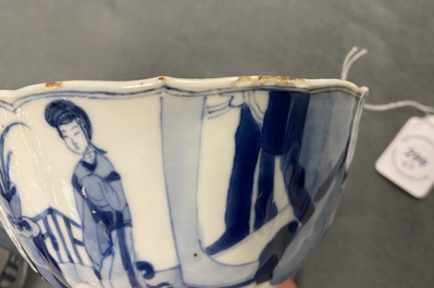 Une paire de bols en porcelaine de Chine en bleu et blanc &agrave; d&eacute;cor de longues dames, marque de Chenghua, Kangxi