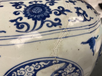 Un vase en porcelaine de Chine en bleu et blanc, Jiajing