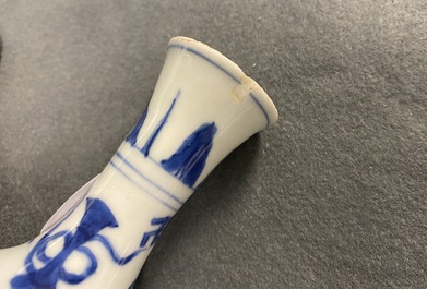 Un vase de forme bouteille en porcelaine de Chine en bleu et blanc, &eacute;poque Transition