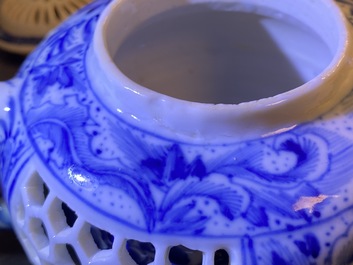 Een Chinese blauw-witte opengewerkte dubbelwandige theepot met deksel, Transitie periode