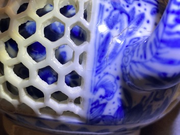 Een Chinese blauw-witte opengewerkte dubbelwandige theepot met deksel, Transitie periode