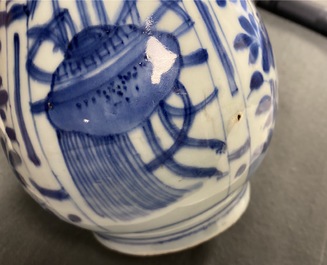 Une paire de vases de forme bouteille en porcelaine de Chine en bleu et blanc, Wanli