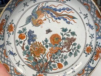Une paire d'assiettes en fa&iuml;ence de Delft &agrave; d&eacute;cor de chinoiserie de style famille verte, 18&egrave;me