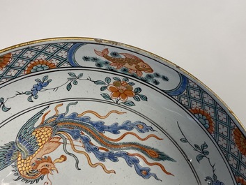 Een paar zeer fijne Delftse chinoiserie borden in famille verte-stijl, 18e eeuw