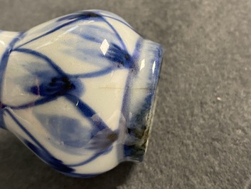 Une paire de vases de forme bouteille en porcelaine de Chine en bleu et blanc, Wanli