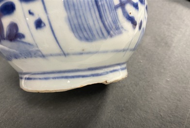 Une paire de vases de forme bouteille en porcelaine de Chine en bleu et blanc, Wanli