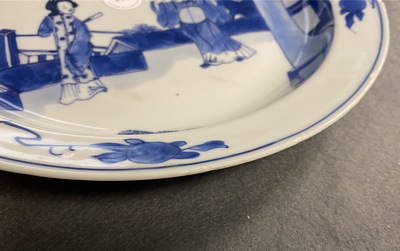 Un plat en porcelaine de Chine en bleu et blanc &agrave; d&eacute;cor de figures dans un jardin, Kangxi