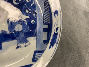 Un plat en porcelaine de Chine en bleu et blanc &agrave; d&eacute;cor de figures dans un jardin, Kangxi