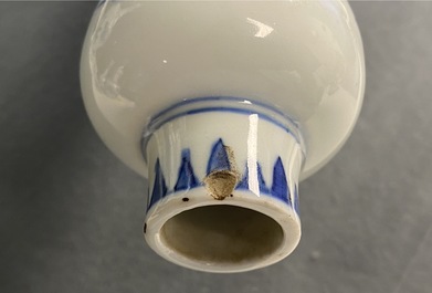 Un vase de forme bouteille en porcelaine de Chine en bleu et blanc, &eacute;poque Transition