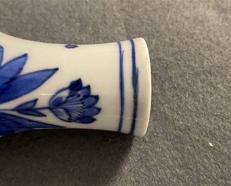 Un vase de forme double gourde en porcelaine de Chine en bleu et blanc, &eacute;poque Transition