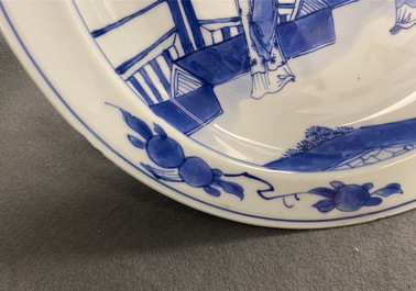 Un plat en porcelaine de Chine en bleu et blanc &agrave; d&eacute;cor de figures dans un jardin, Kangxi