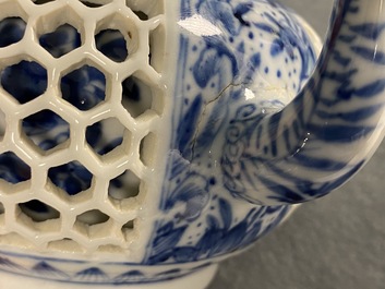 Une th&eacute;i&egrave;re couverte en porcelaine de Chine en bleu et blanc &agrave; double parois ajour&eacute;, &eacute;poque Transition