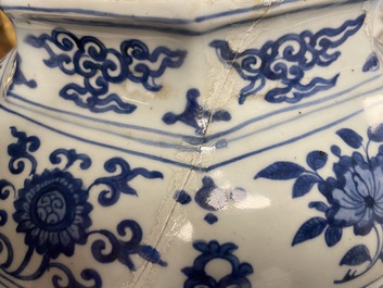 A Chinese blue and white 'cranes' vase, Jiajing