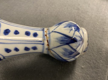 Une paire de vases de forme bouteille en porcelaine de Chine en bleu et blanc, Wanli