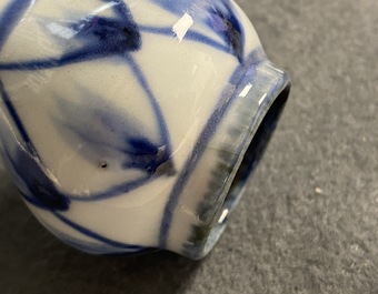 Une paire de vases de forme bouteille en porcelaine de Chine en bleu et blanc, Wanli