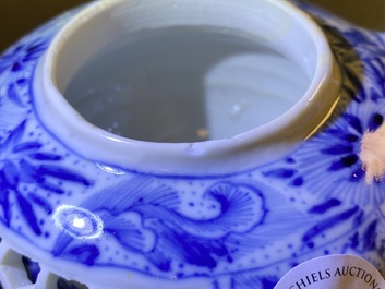 Une th&eacute;i&egrave;re couverte en porcelaine de Chine en bleu et blanc &agrave; double parois ajour&eacute;, &eacute;poque Transition